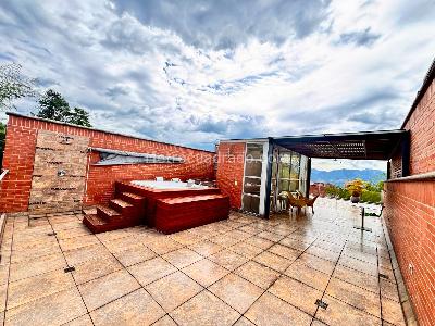 Casa de 3 alcobas en venta en Tres Esquinas, Envigado, 225 m² · foto 3 de 17