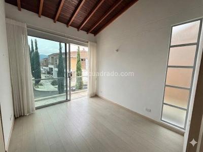 Casa de 3 alcobas en venta en Villa Grande, Envigado, 276 m² · foto 12 de 16