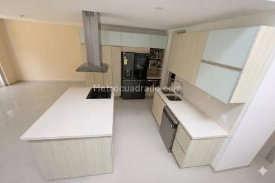 Casa de 3 alcobas en venta en Villa Grande, Envigado, 276 m² · foto 2 de 16