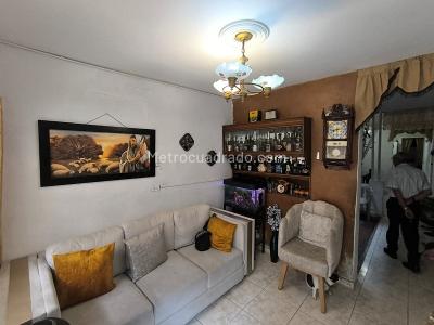 Casa de 5 alcobas en venta en Las Acacias, Itagüí, 222 m² · foto 3 de 18