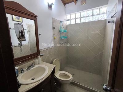 Casa de 5 alcobas en venta en Las Lomitas, Sabaneta, 233 m² · foto 17 de 20
