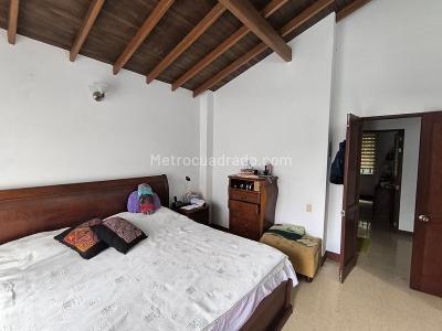 Casa de 5 alcobas en venta en Las Lomitas, Sabaneta, 233 m² · foto 19 de 20