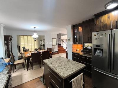 Casa de 5 alcobas en venta en Las Lomitas, Sabaneta, 233 m² · foto 3 de 20