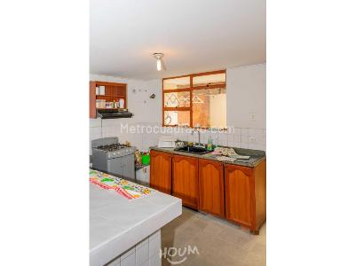 Casa de 5 alcobas en venta en Santa Barbara, Bogotá, 250 m² · foto 2 de 17