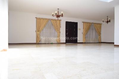 Casa de 3 alcobas en venta en Loma Cola Del Zorro, Medellín, 435 m² · foto 2 de 16