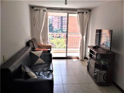 Apartamento de 3 alcobas en venta en Loma De Los Bernal, Medellín, 79 m² · foto 4 de 20