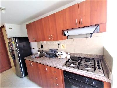 Apartamento de 3 alcobas en venta en Loma De Los Bernal, Medellín, 79 m² · foto 8 de 20