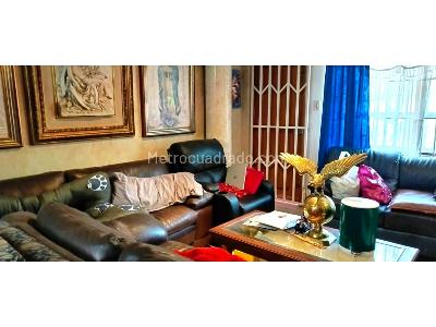 Casa de 5 alcobas en venta en La America, Medellín, 235 m² · foto 3 de 17