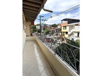 Casa de 2 alcobas en venta en Campo Valdes, Medellín, 113 m² · foto 2 de 20