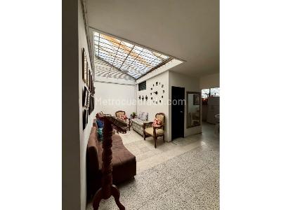Casa de 5 alcobas en venta en Calasanz, Medellín, 235 m² · foto 2 de 20