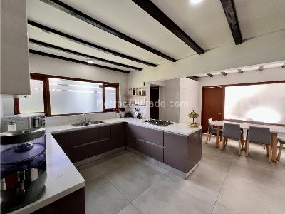 Casa de 4 alcobas en venta en Cerros De Niza, Bogotá, 361 m² · foto 9 de 20