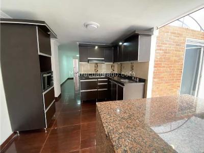 Apartamento de 3 alcobas en arriendo en La Castellana, Medellín, 130 m² · foto 2 de 15
