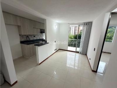 Apartamento de 2 alcobas en arriendo en Loma De Los Bernal, Medellín, 52 m² · foto 2 de 10