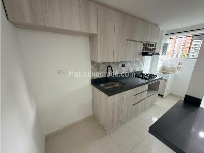 Apartamento de 2 alcobas en arriendo en Loma De Los Bernal, Medellín, 52 m² · foto 8 de 10