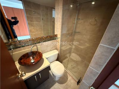 Apartamento de 3 alcobas en arriendo en Loma De Los Bernal, Medellín, 62 m² · foto 9 de 14