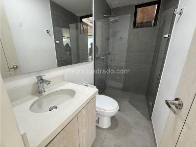 Apartamento de 3 alcobas en arriendo en Los Colores, Medellín, 74 m² · foto 9 de 17