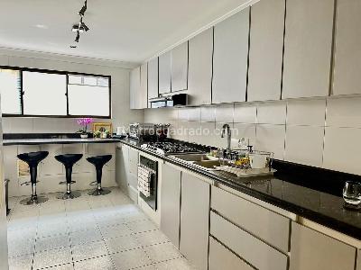 Apartamento de 3 alcobas en venta en Los Rosales Chico, Bogotá, 200 m² · foto 10 de 18