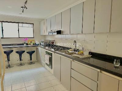 Apartamento de 3 alcobas en venta en Los Rosales Chico, Bogotá, 200 m² · foto 12 de 18