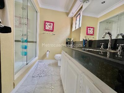 Apartamento de 3 alcobas en venta en Los Rosales Chico, Bogotá, 200 m² · foto 4 de 18