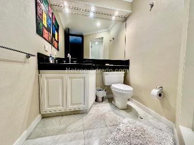 Apartamento de 3 alcobas en venta en Los Rosales Chico, Bogotá, 200 m² · foto 7 de 18