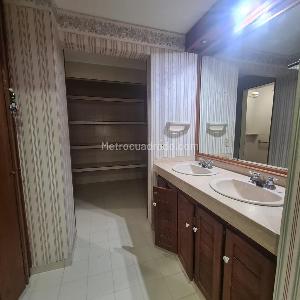 Apartamento de 3 alcobas en venta en Santa Barbara Central, Bogotá, 196 m² · foto 15 de 19