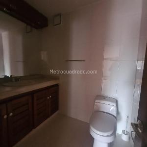 Apartamento de 3 alcobas en venta en Santa Barbara Central, Bogotá, 196 m² · foto 18 de 19