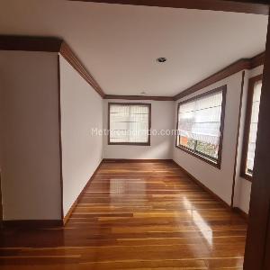 Apartamento de 3 alcobas en venta en Santa Barbara Central, Bogotá, 196 m² · foto 6 de 19