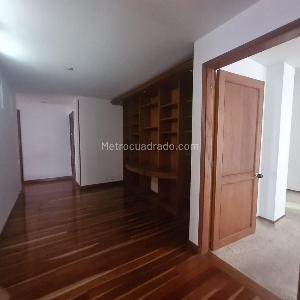 Apartamento de 3 alcobas en venta en Santa Barbara Central, Bogotá, 196 m² · foto 8 de 19