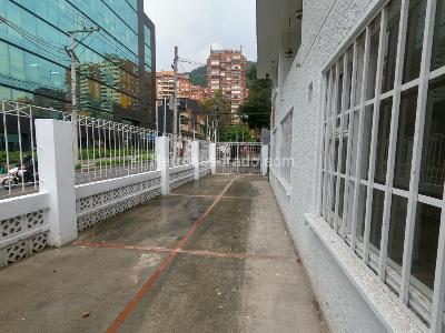 Casa de 5 alcobas en venta en Santa Barbara, Bogotá, 450 m² · foto 2 de 18