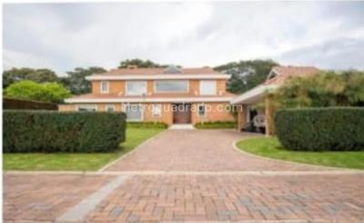 Casa de 4 alcobas en venta en Conjunto San Simon, Bogotá, 450 m² · foto 1 de 10