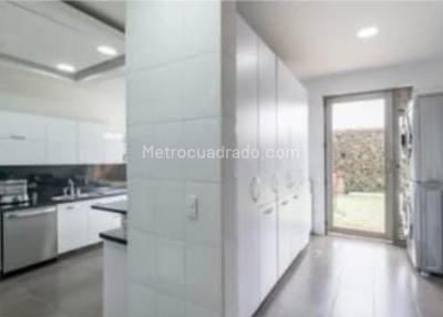 Casa de 4 alcobas en venta en Conjunto San Simon, Bogotá, 450 m² · foto 3 de 10