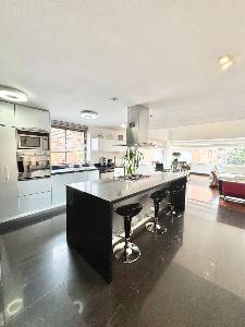Apartamento de 3 alcobas en venta en Chico Norte, Bogotá, 230 m² · foto 5 de 18