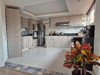 Apartamento de 3 alcobas en venta en La Carolina, Bogotá, 191 m² · foto 3 de 14