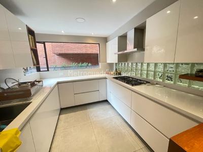 Apartamento de 3 alcobas en venta en Los Rosales Emaus, Bogotá, 246 m² · foto 10 de 17
