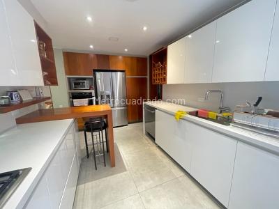 Apartamento de 3 alcobas en venta en Los Rosales Emaus, Bogotá, 246 m² · foto 9 de 17