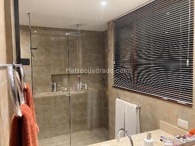 Apartamento de 3 alcobas en venta en Los Rosales, Bogotá, 255 m² · foto 9 de 12