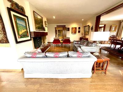 Apartamento de 3 alcobas en venta en Los Rosales, Bogotá, 257 m² · foto 2 de 17