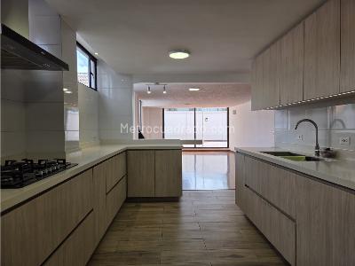 Apartamento de 3 alcobas en venta en Quinta Camacho, Bogotá, 157 m² · foto 4 de 11