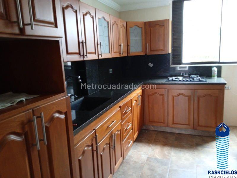 Spacious 2BR Apartment with Balcony in Laureles - 2