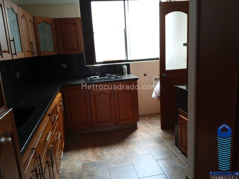 Spacious 2BR Apartment with Balcony in Laureles - 3