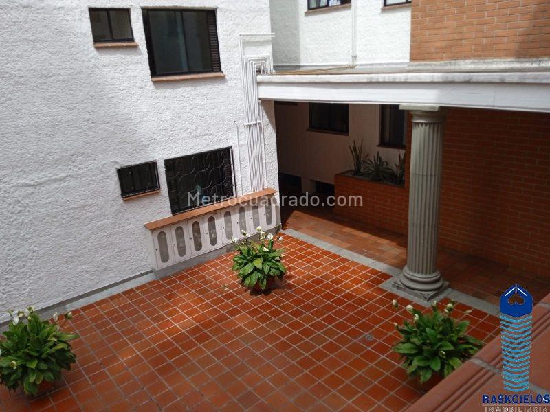 Spacious 2BR Apartment with Balcony in Laureles - 4