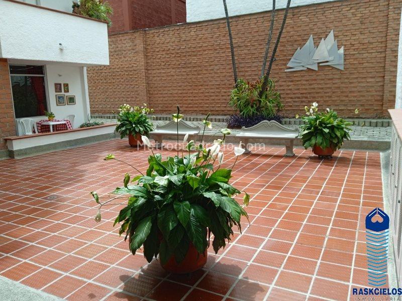 Spacious 2BR Apartment with Balcony in Laureles - 5