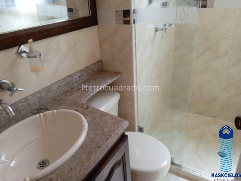 Spacious 2BR Apartment with Balcony in Laureles - 8