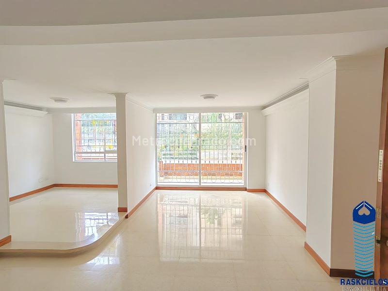 Apartamento Amplio de 3 Alcobas con Balcón en Laureles - 2