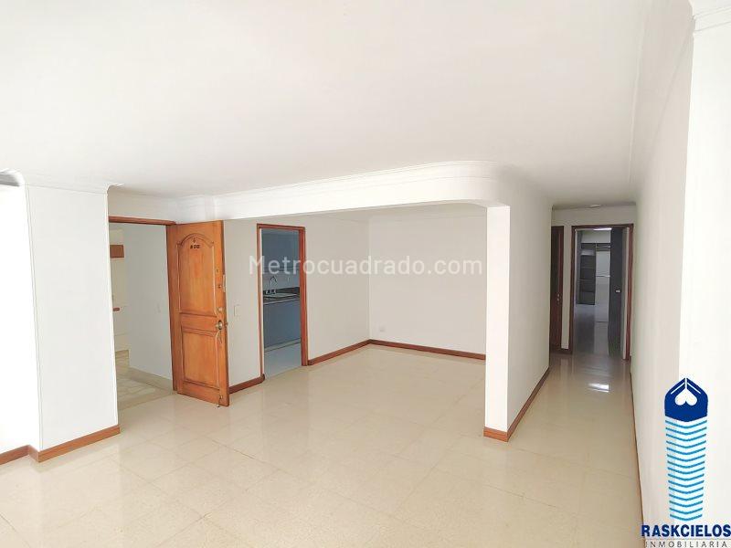 Apartamento Amplio de 3 Alcobas con Balcón en Laureles - 4