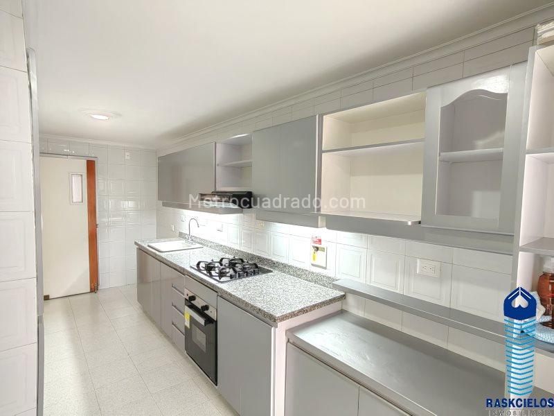 Apartamento Amplio de 3 Alcobas con Balcón en Laureles - 8