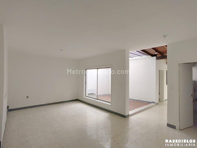 Casa comercial de 5 Alcobas en Laureles, cerca a UPB