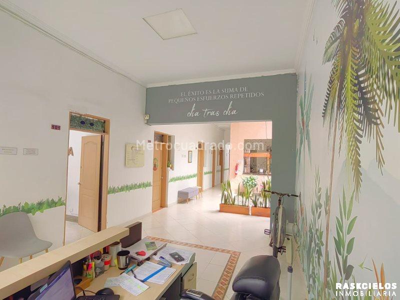 Versatile Commercial House in Laureles - 2