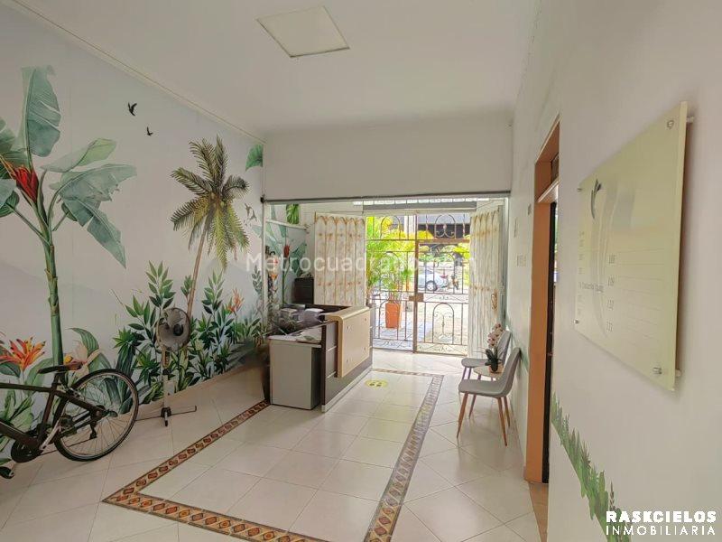 Versatile Commercial House in Laureles - 4