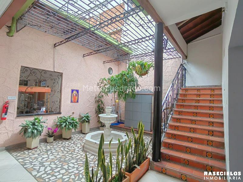 Versatile Commercial House in Laureles - 5